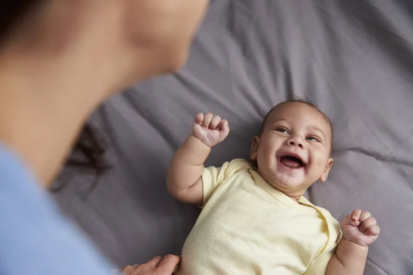 Moeder spelen met Pasgeboren Baby — Stockfoto