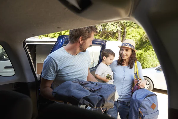 Family Packing Car — Stock Photo, Image