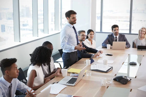 Geschäftsmann steht Rede und Antwort — Stockfoto