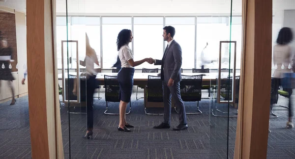 Empresarios estrechando la mano — Foto de Stock