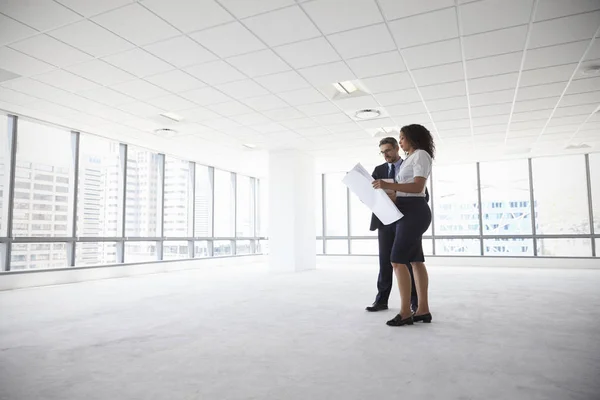 Företagare träffas i tomma Office — Stockfoto