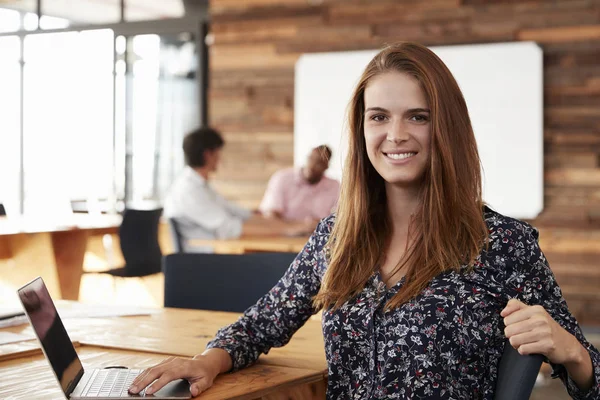 Vrouw met lang rood haar — Stockfoto