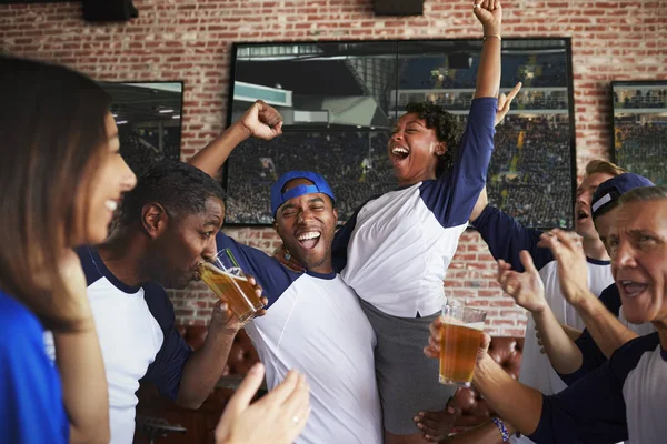 Freunde beobachten Spiel — Stockfoto