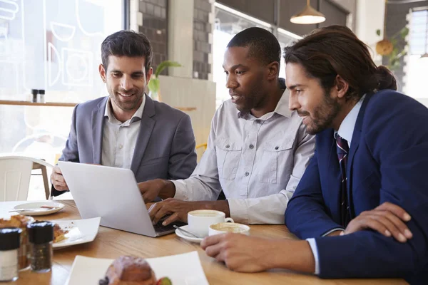 Empresarios teniendo reunión en cafetería — Foto de Stock