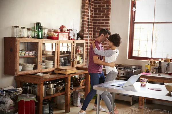 Пара танцює на кухні — стокове фото