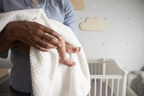 Padre sosteniendo bebé recién nacido — Foto de Stock