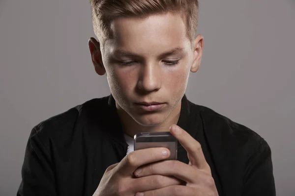 Adolescente niño usando el teléfono móvil —  Fotos de Stock