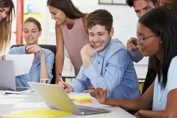 Kollegen arbeiten zusammen — Stockfoto