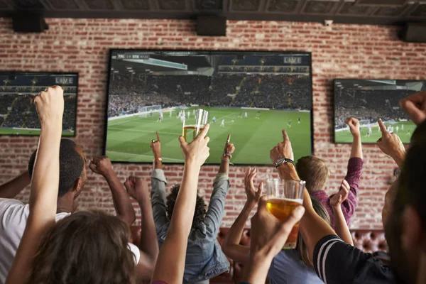 Amigos assistindo jogo — Fotografia de Stock