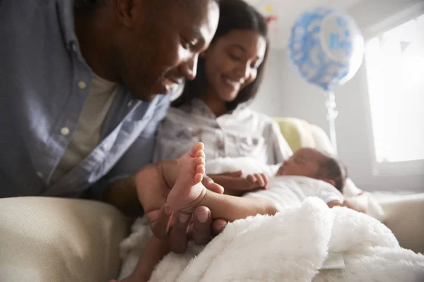 Pais com bebê recém-nascido — Fotografia de Stock