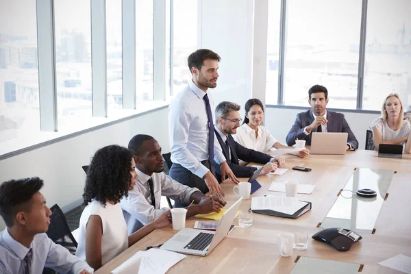 Zakenman staat om aan te pakken van de vergadering — Stockfoto