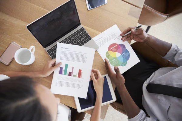 Zakenmensen die op laptop werkt — Stockfoto