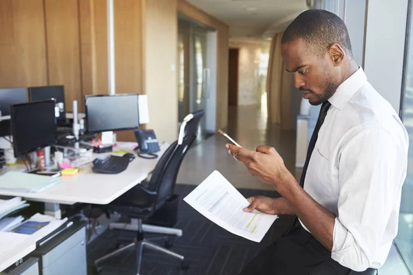 Empresario en el escritorio Comprobación de mensajes — Foto de Stock