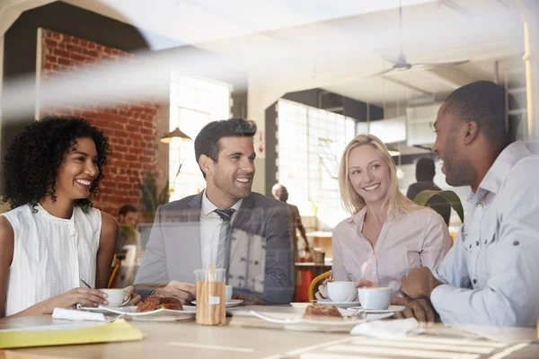 Geschäftsleute treffen sich im Café — Stockfoto