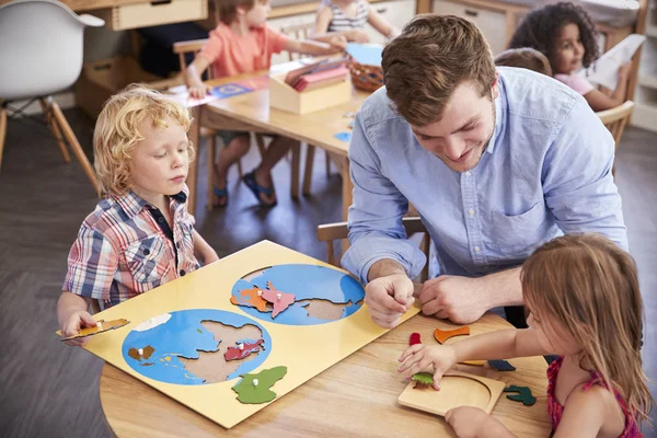 Insegnante e alunni nella scuola Montessori — Foto Stock