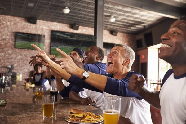 Мужские друзья в спортивном баре — стоковое фото