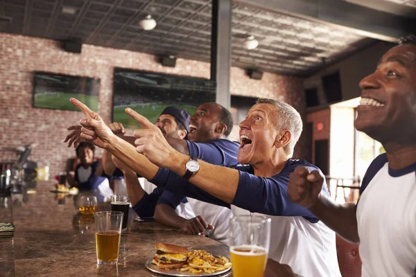 Männliche Freunde in Sportsbar — Stockfoto