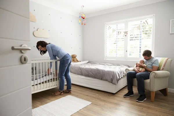 Moeder Making Up Bed In kinderkamer — Stockfoto