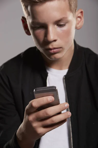 Menino adolescente usando telefone celular — Fotografia de Stock