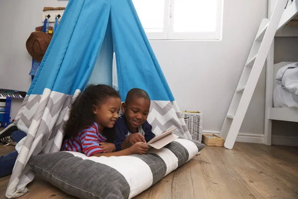 Kinderen liggen In de Tent In de speelkamer — Stockfoto