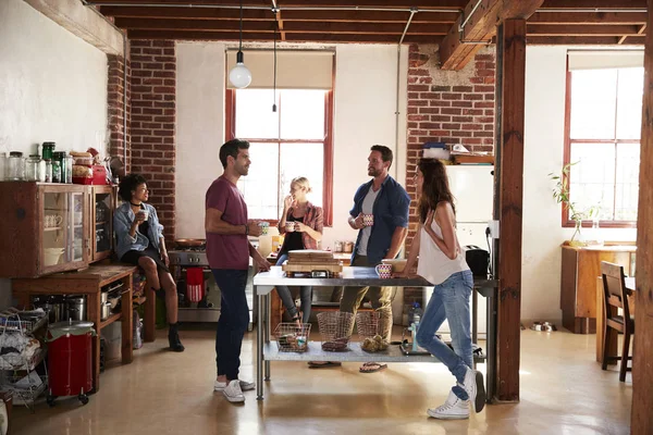 Cinco amigos hablando sobre el café — Foto de Stock