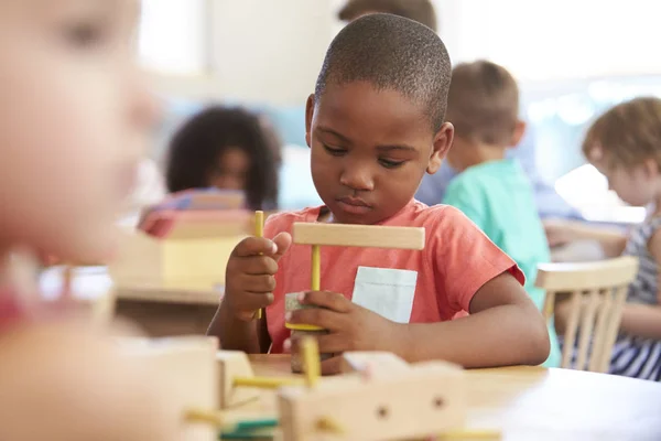 Montessori leerling werken bij Desk — Stockfoto