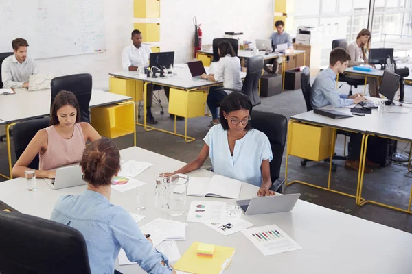 Three women share desk — Stock Photo, Image