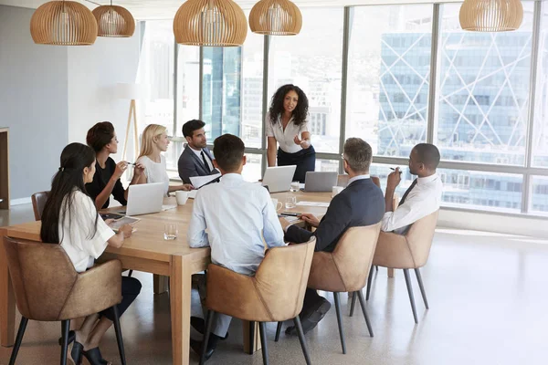 Zakenvrouw staat om aan te pakken van de vergadering — Stockfoto