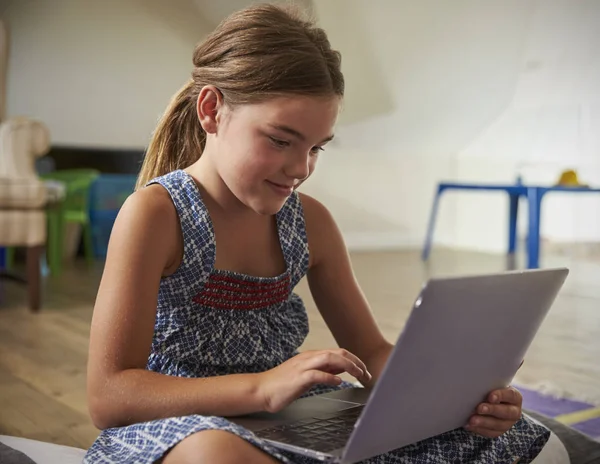 Mädchen benutzt Laptop-Computer — Stockfoto