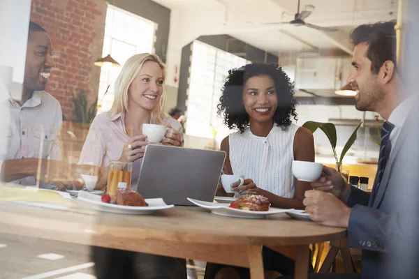 Réunion de gens d'affaires dans un café — Photo