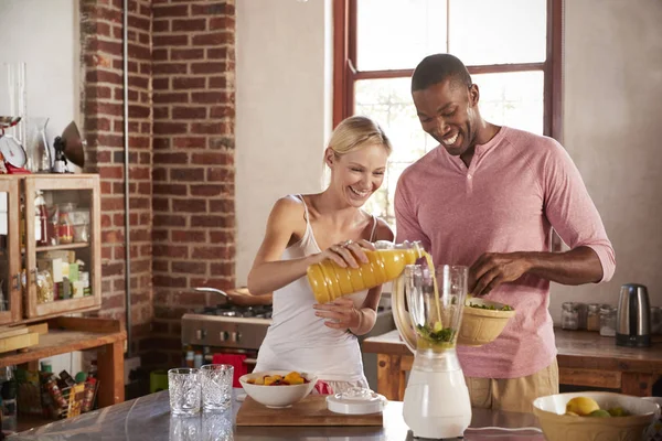 Feliz pareja de raza mixta — Foto de Stock