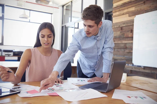 Jonge man aan het werk met vrouw — Stockfoto