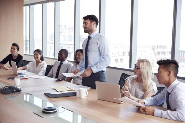 Geschäftsmann steht Rede und Antwort — Stockfoto