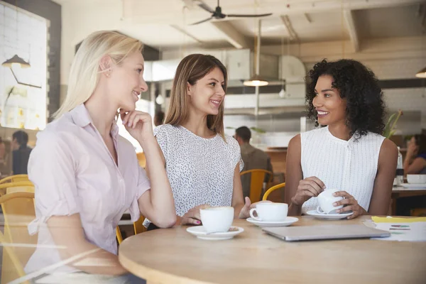 Tres mujeres de negocios se reúnen en la cafetería — Foto de Stock