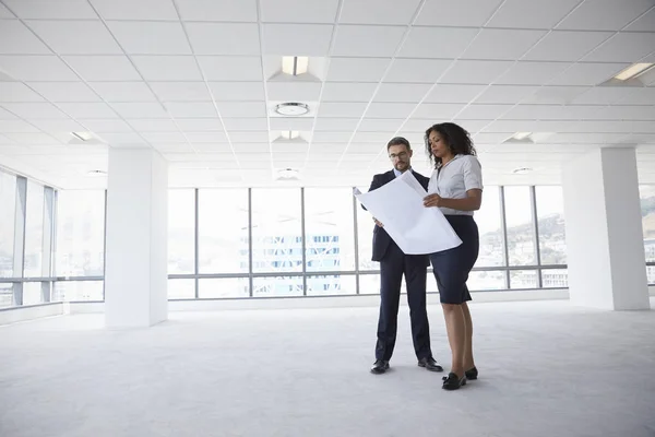 Unternehmer treffen sich in leerem Büro — Stockfoto