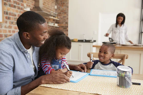 Vater und Kinder zeichnen am Tisch — Stockfoto
