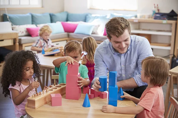 Nauczyciel i uczniowie w szkole Montessori — Zdjęcie stockowe