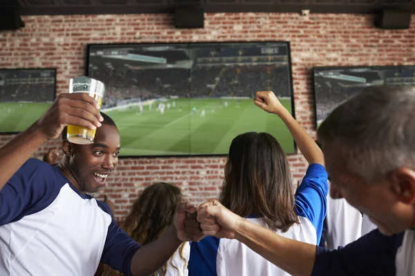 Amigos assistindo jogo — Fotografia de Stock