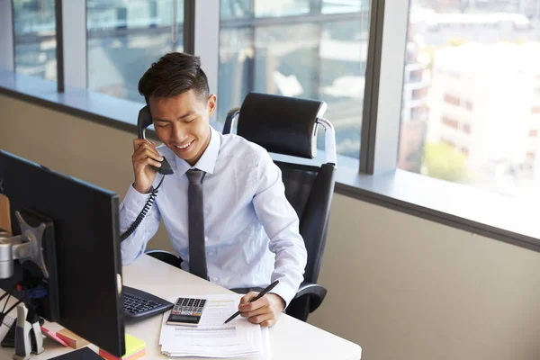 Affärsman gör telefonsamtal — Stockfoto