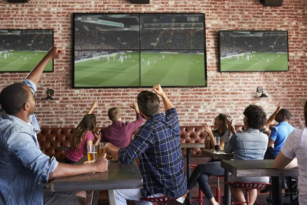 Amigos viendo juego — Foto de Stock