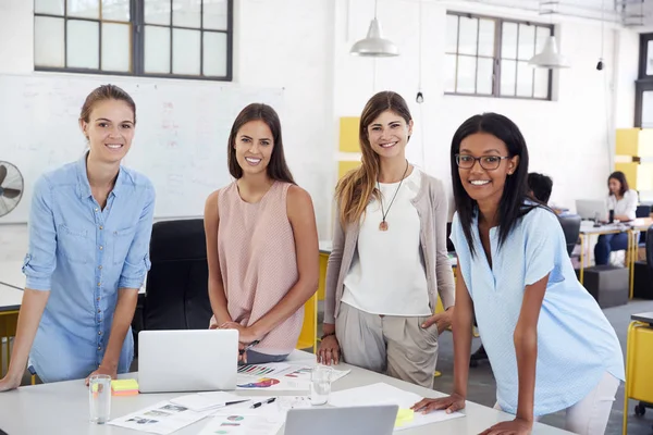 Équipe d'entreprises féminines — Photo