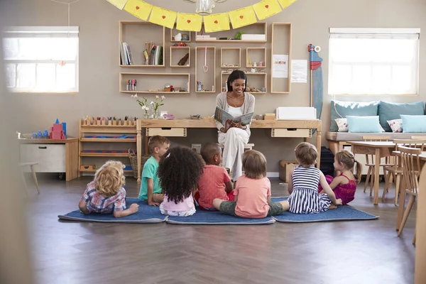 Nauczyciel w szkole Montessori z dziećmi — Zdjęcie stockowe