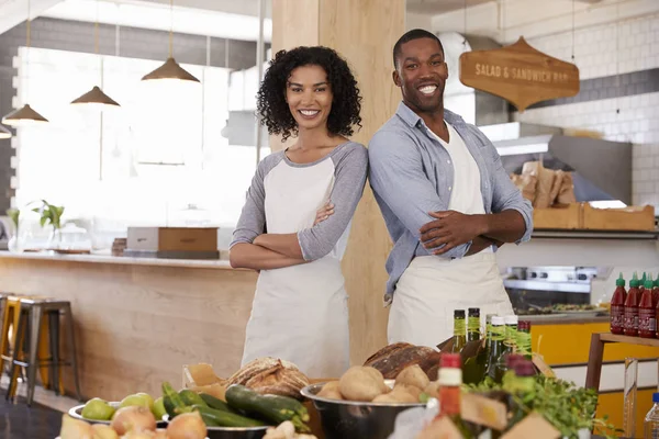 Pareja corriendo tienda de alimentos ecológicos —  Fotos de Stock