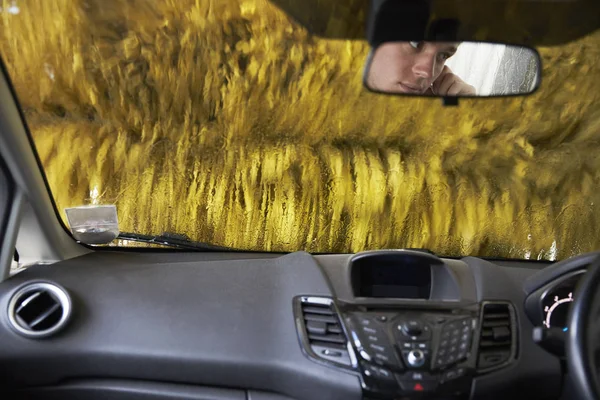 Vue dans le lavage automatique de voiture — Photo