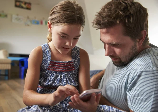 Vater und Tochter nutzen Handy — Stockfoto