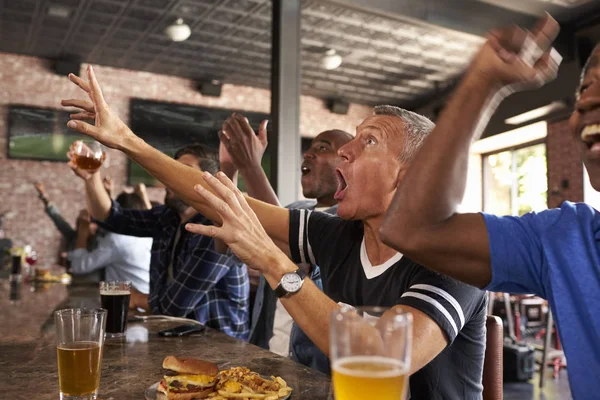 Männliche Freunde in Sportsbar — Stockfoto