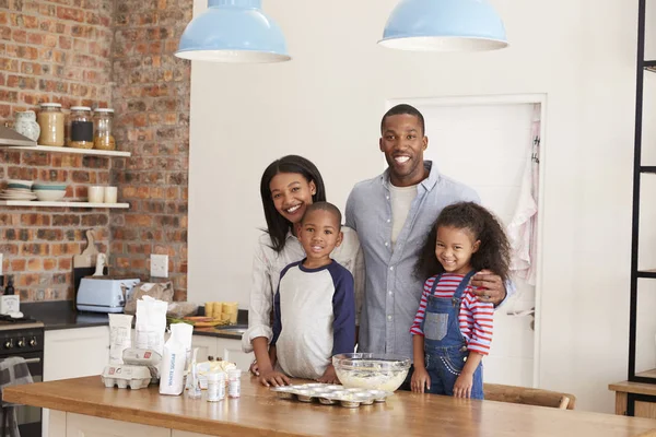 Porträt der Familie beim Kuchenbacken — Stockfoto