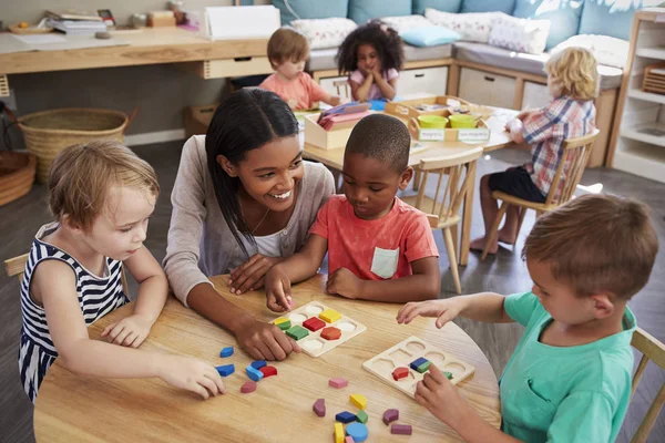 Nauczyciel i uczniowie w szkole Montessori — Zdjęcie stockowe
