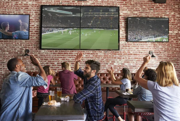 Friends Watching Game — Stock Photo, Image