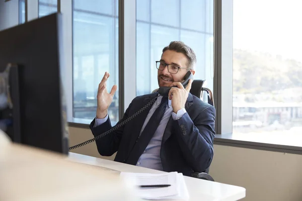 Biznesmen podejmowania telefon — Zdjęcie stockowe